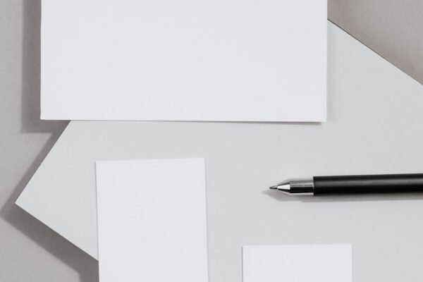 Minimalistisch geboortekaartje met grote naam op dik wit papier