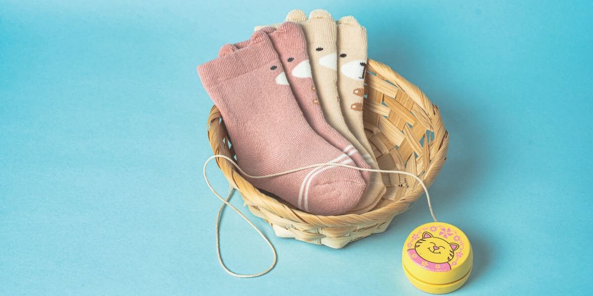 Basis baby benodigdheden voor de geboortelijst uitgestald op een commode
