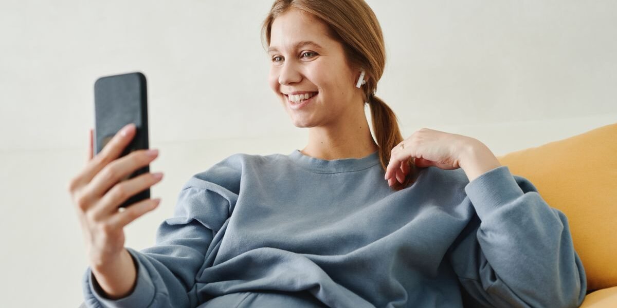 Vrouw deelt geboortelijst met vrienden via smartphone
