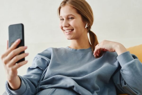 Vrouw deelt geboortelijst met vrienden via smartphone