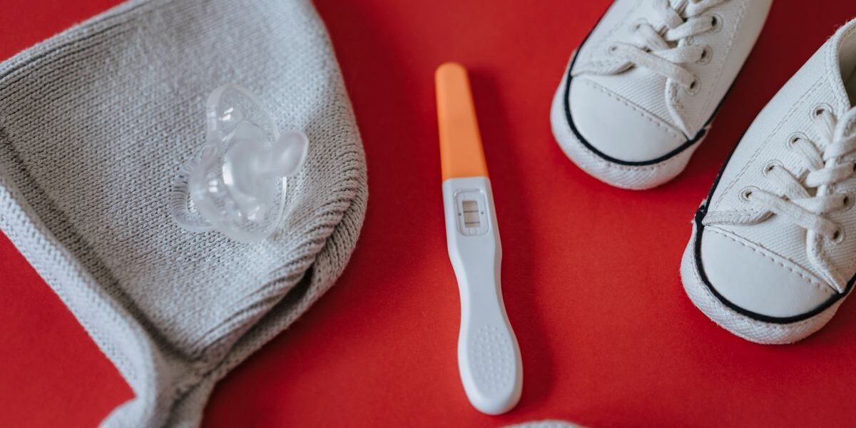 Basisspullen geboortelijst essentials: autostoel, slaapzak en rompers op tafel