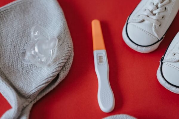 Basisspullen geboortelijst essentials: autostoel, slaapzak en rompers op tafel