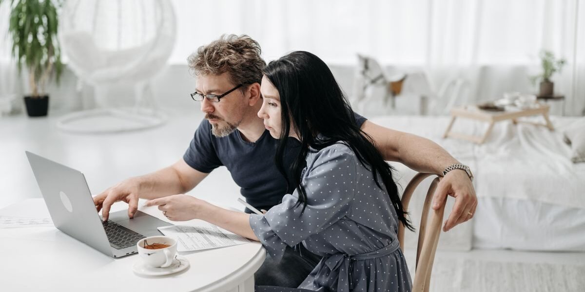 Nederlands koppel stelt samen hun geboortelijst op met een laptop
