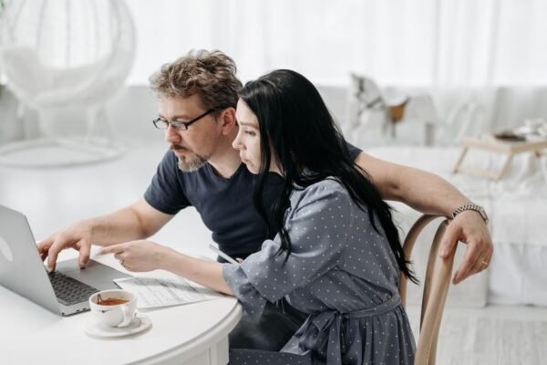 Nederlands koppel stelt samen hun geboortelijst op met een laptop