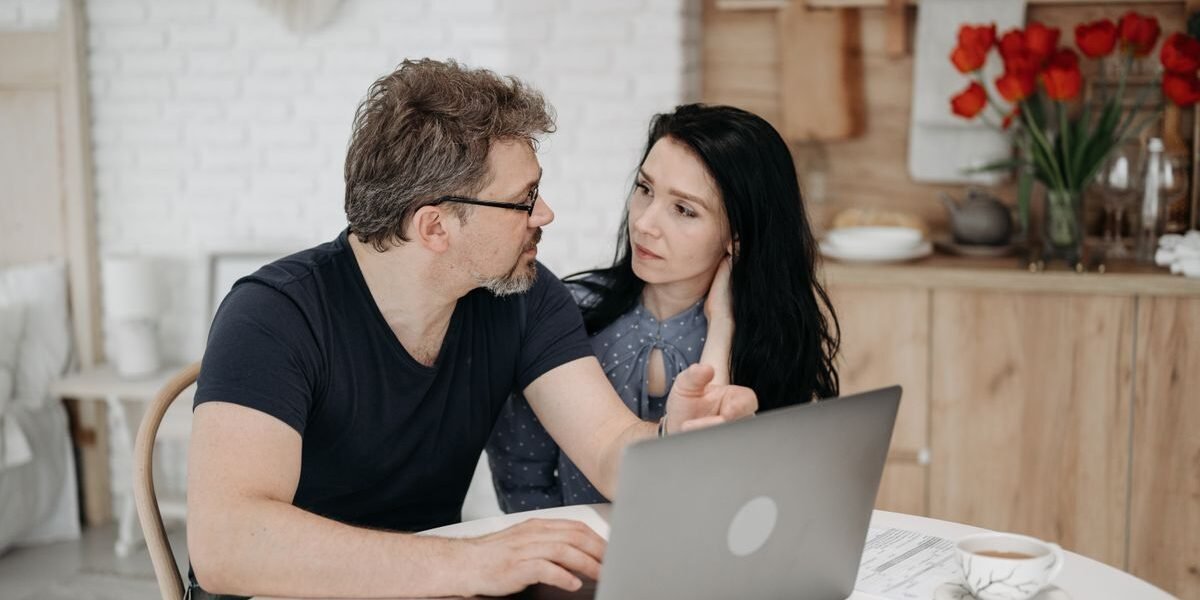 Vlaamse ouders bekijken hun geboortelijst op een laptop