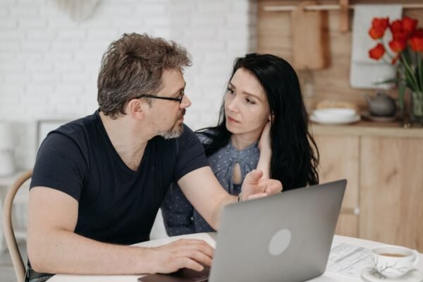 Vlaamse ouders bekijken hun geboortelijst op een laptop