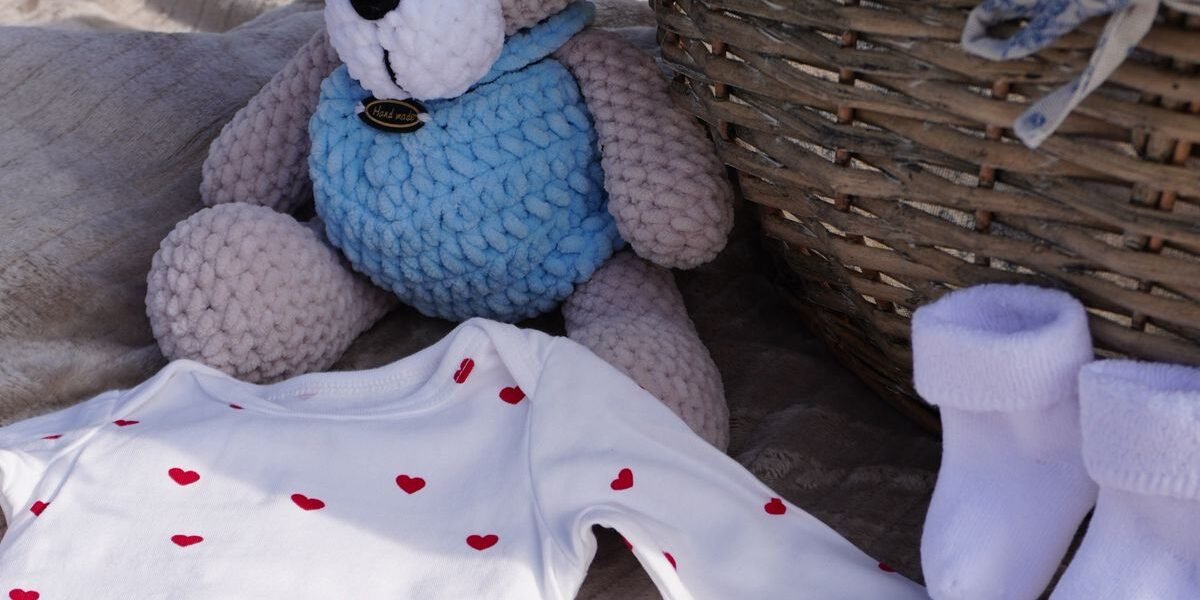 Gratis babybox Etos: doos met luierstalen en babyverzorging op tafel