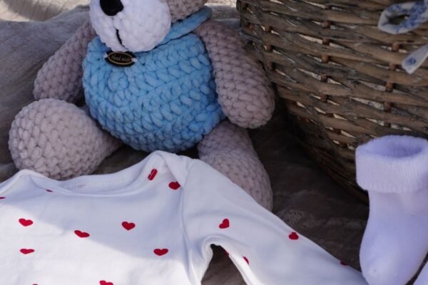 Gratis babybox Etos: doos met luierstalen en babyverzorging op tafel