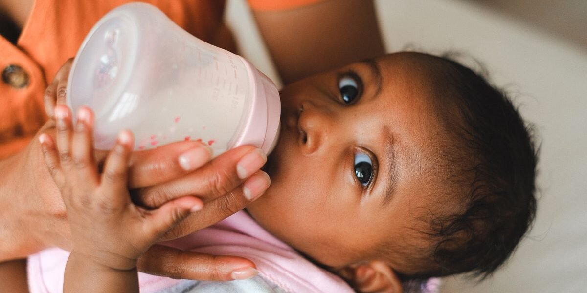 Baby van 4 maanden drinkt flesvoeding uit een fles