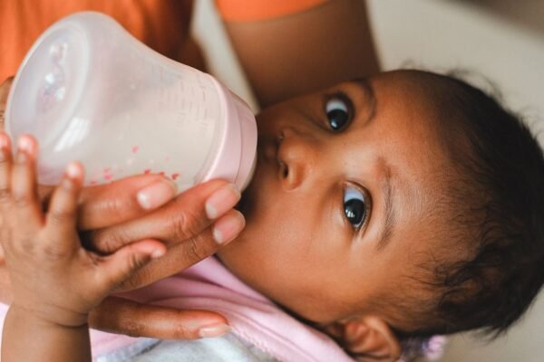 Baby van 4 maanden drinkt flesvoeding uit een fles