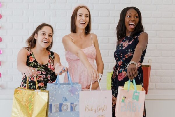Gasten met cadeautjes op een Vlaamse babyborrel in de tuin