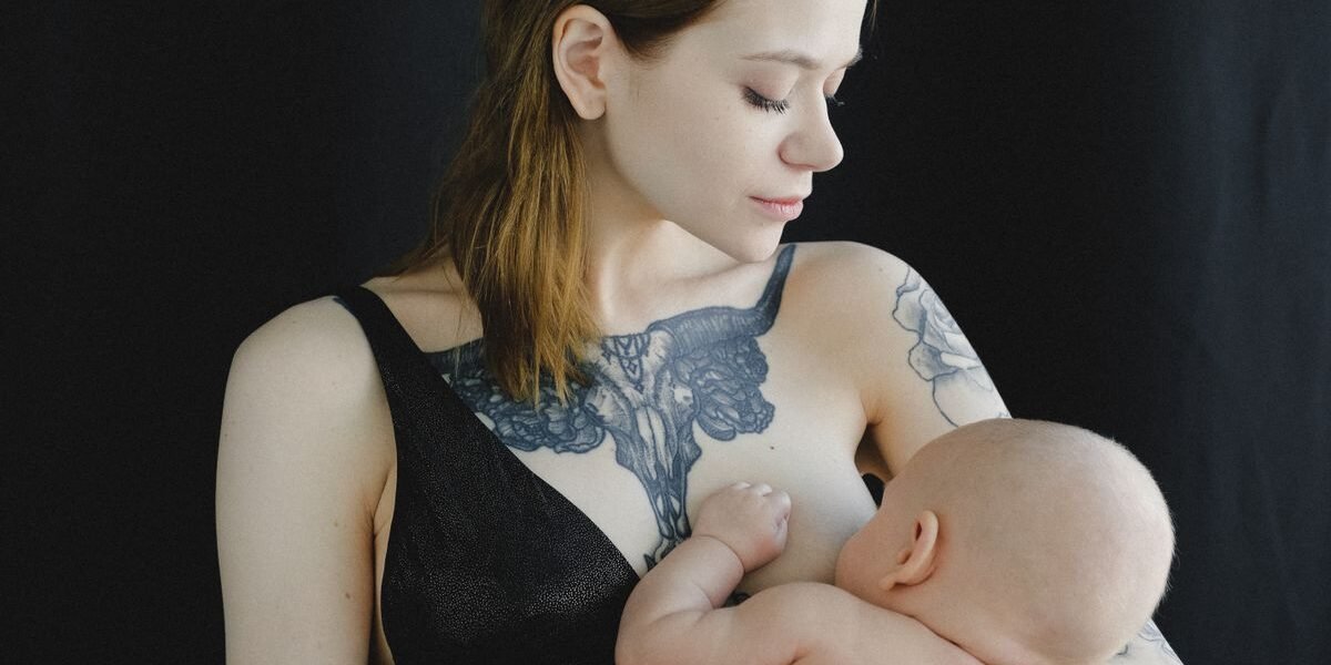 Moeder geeft borstvoeding aan baby die goed groeit