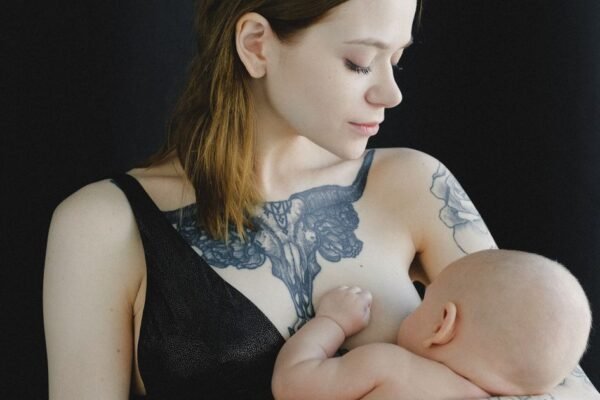 Moeder geeft borstvoeding aan baby die goed groeit