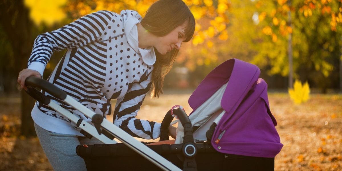 Nieuwe kinderwagen met reiswieg klaar voor de baby