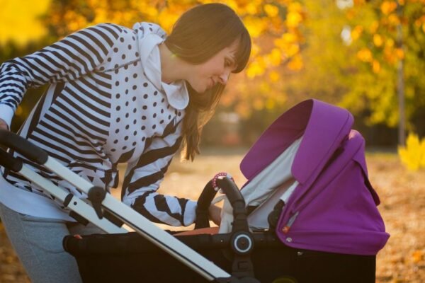 Nieuwe kinderwagen met reiswieg klaar voor de baby