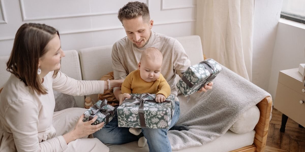 Kraamcadeau voor ouders: koppel met baby ontvangt maaltijdpakket