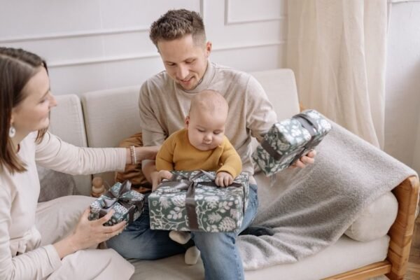 Kraamcadeau voor ouders: koppel met baby ontvangt maaltijdpakket