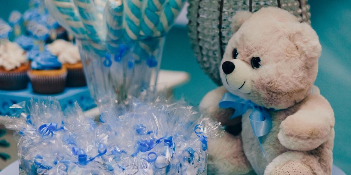 Zelfgemaakte luiertaart als kraamcadeau met lint en knuffel