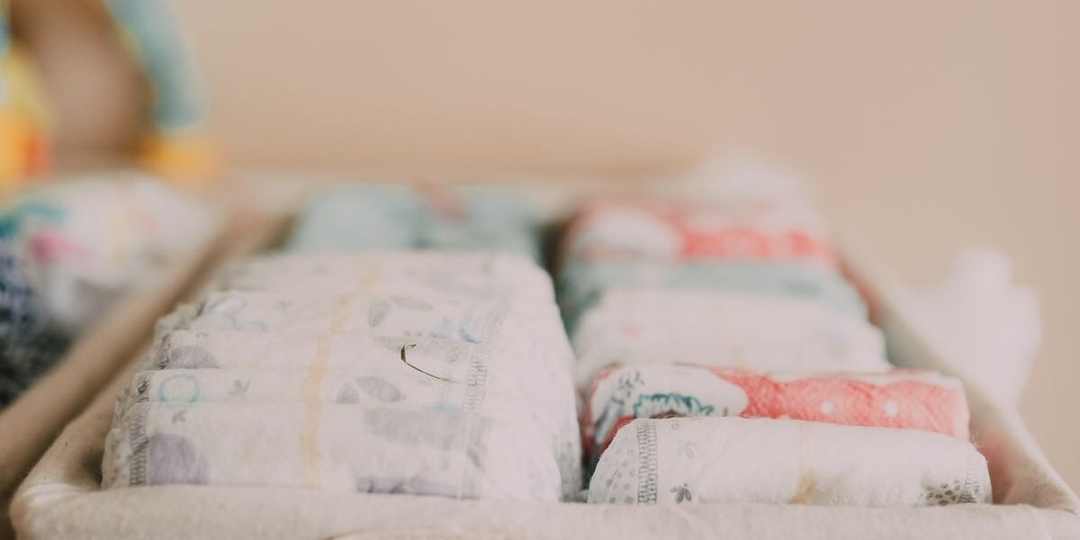 Zwangere vrouw bekijkt op haar telefoon of de Lidl babybox gratis is