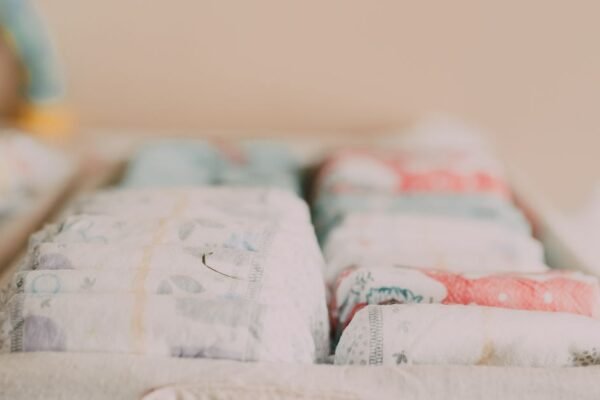 Zwangere vrouw bekijkt op haar telefoon of de Lidl babybox gratis is