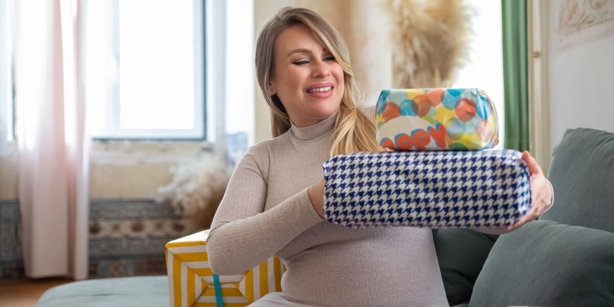 Ouders bekijken samen een online verlanglijstje voor een kraamcadeau