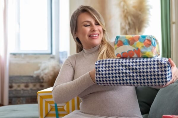 Ouders bekijken samen een online verlanglijstje voor een kraamcadeau