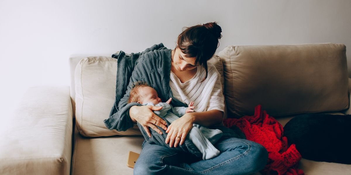 Mama musthaves na de bevalling: voedingskussen, waterfles en kraamverband