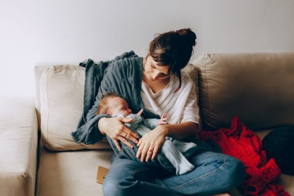 Mama musthaves na de bevalling: voedingskussen, waterfles en kraamverband