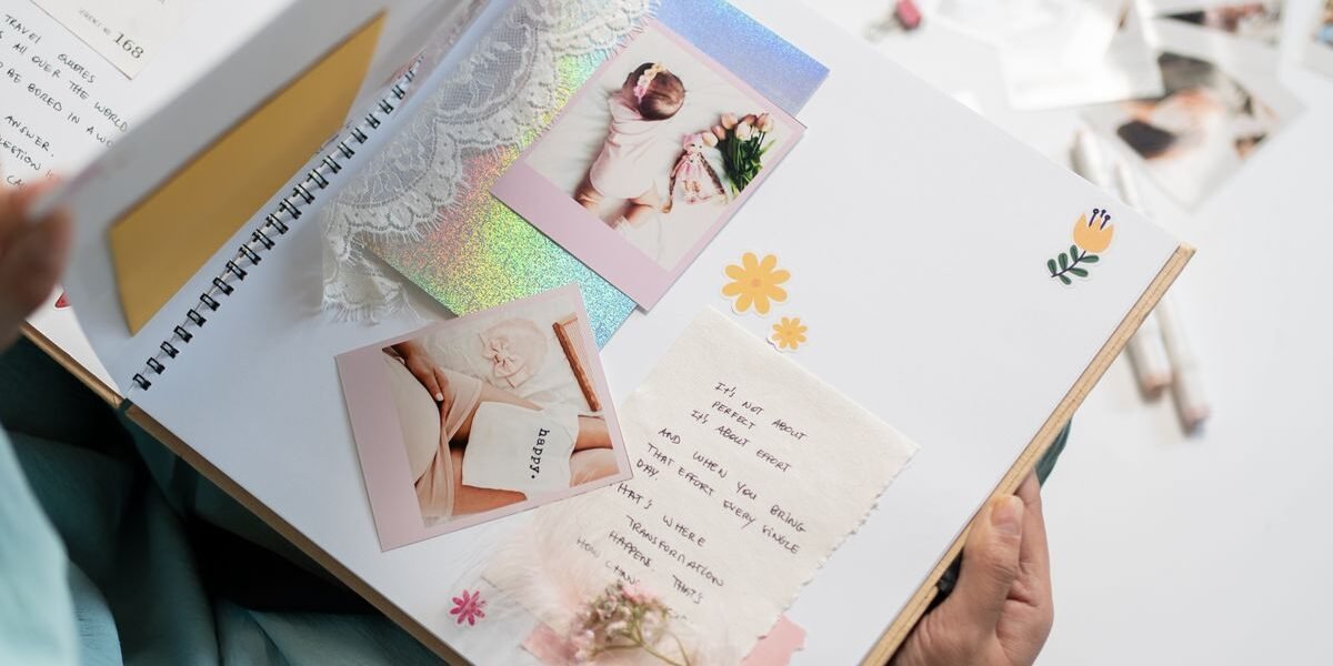 Mooi babyboek opengeslagen met babyfoto's en ingevulde mijlpalen
