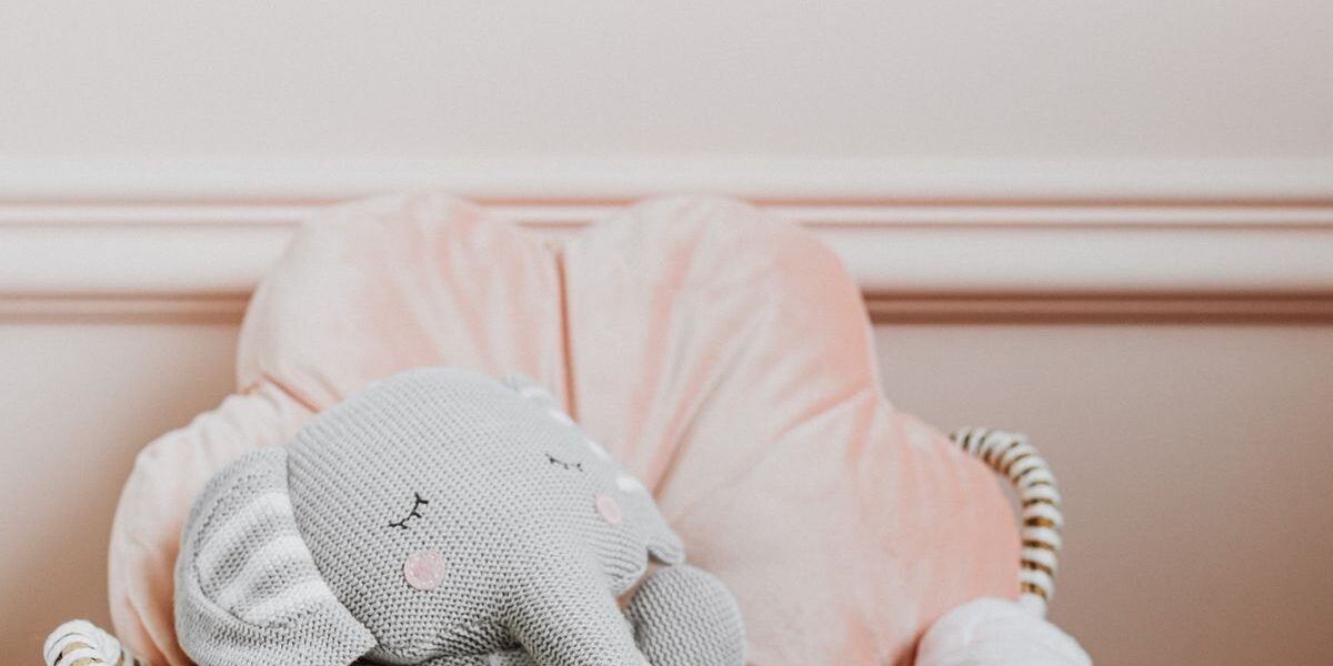 Pakske maken: mand met babykleertjes, knuffel en cadeau voor de ouders