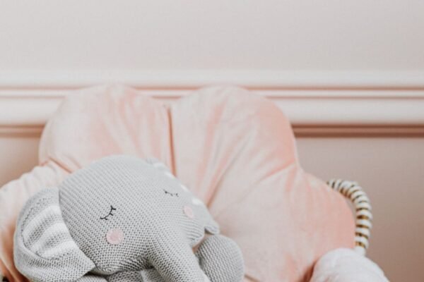 Pakske maken: mand met babykleertjes, knuffel en cadeau voor de ouders