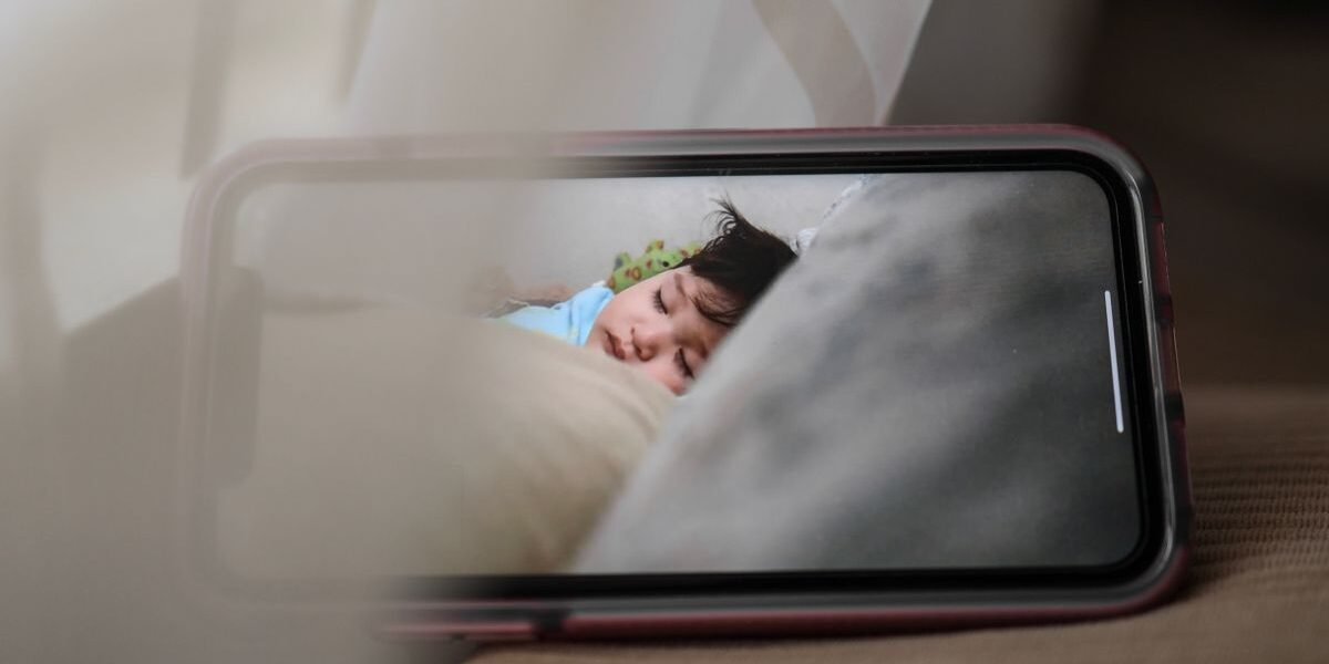 Qualista Baby Monitor Pro babyfoon met camera en groot scherm op nachtkastje