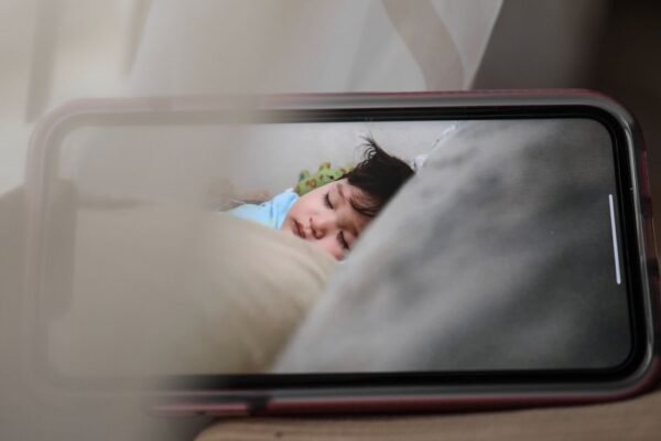 Qualista Baby Monitor Pro babyfoon met camera en groot scherm op nachtkastje