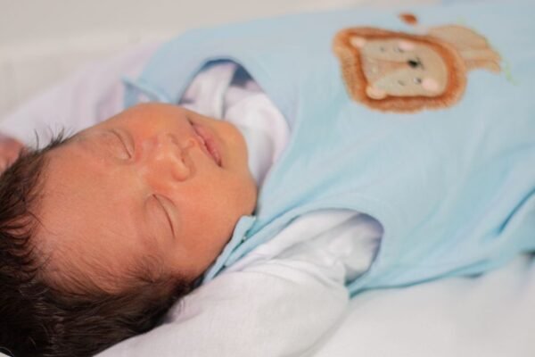 Gestapelde baby slaapzakken in verschillende maten voor de geboortelijst