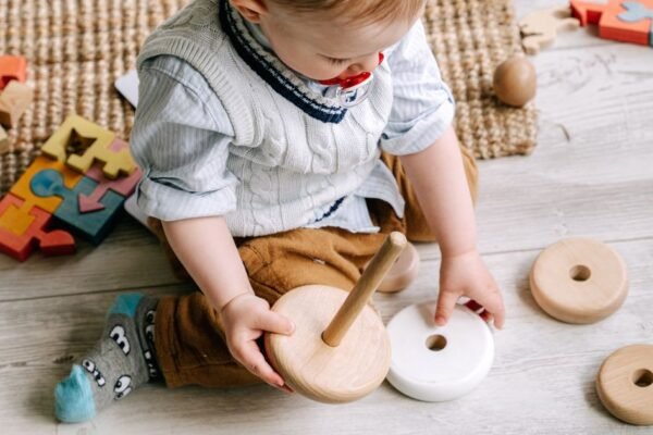 Babygym, rammelaar en stapelbekers als speelgoed op een geboortelijst