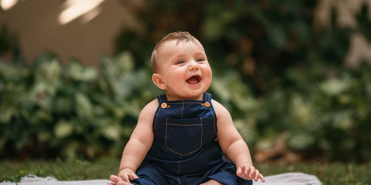 Stoer baby cadeau: denim boxpakje, houten auto en deken met dierenprint
