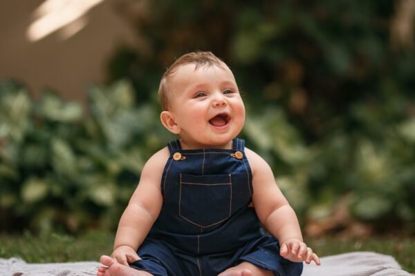 Stoer baby cadeau: denim boxpakje, houten auto en deken met dierenprint