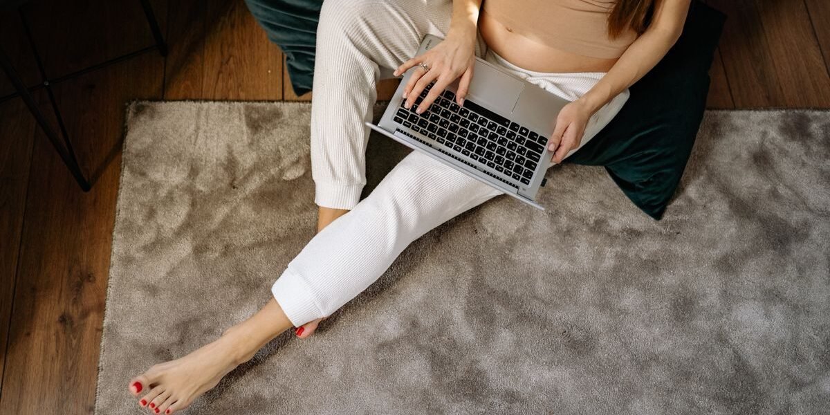 Zwangere vrouw schrijft to-do lijst voor baby op komst