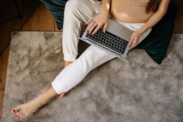 Zwangere vrouw schrijft to-do lijst voor baby op komst