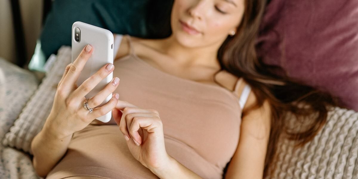 Moeder maakt verlanglijstje online op laptop naast kinderwagen