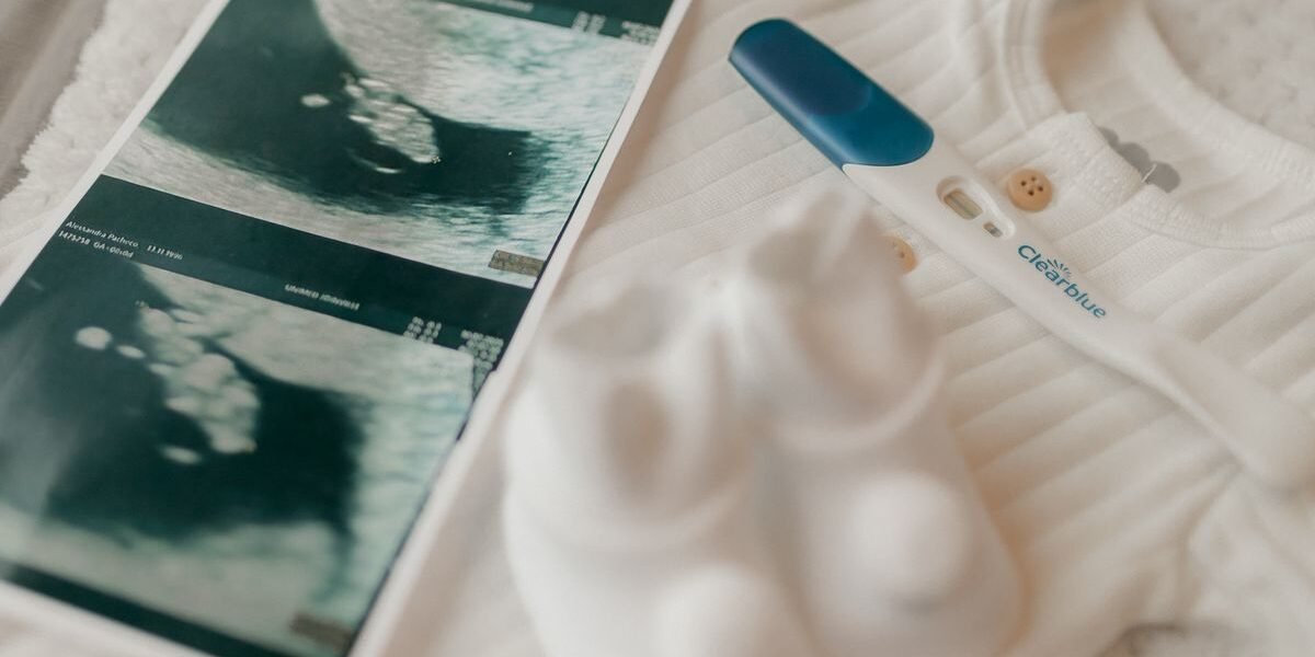 Kleine stapel babyspullen: rompers, luiers en hydrofiele doeken