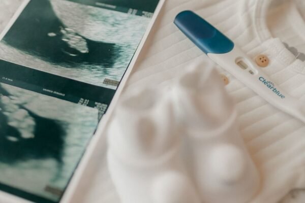 Kleine stapel babyspullen: rompers, luiers en hydrofiele doeken