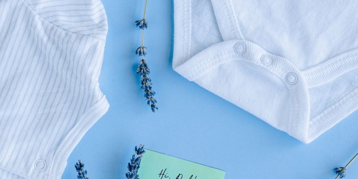 Aanstaande ouders schrijven geboortelijst voor eerste baby in babykamer