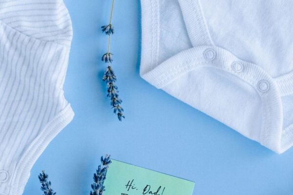 Aanstaande ouders schrijven geboortelijst voor eerste baby in babykamer