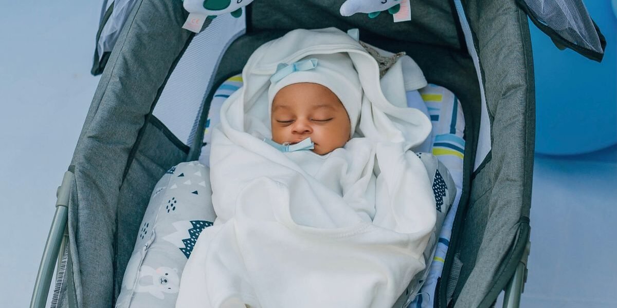 Baby in elektrische wipstoel die zelf wiegt in de woonkamer