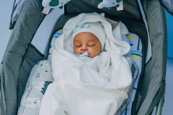 Baby in elektrische wipstoel die zelf wiegt in de woonkamer