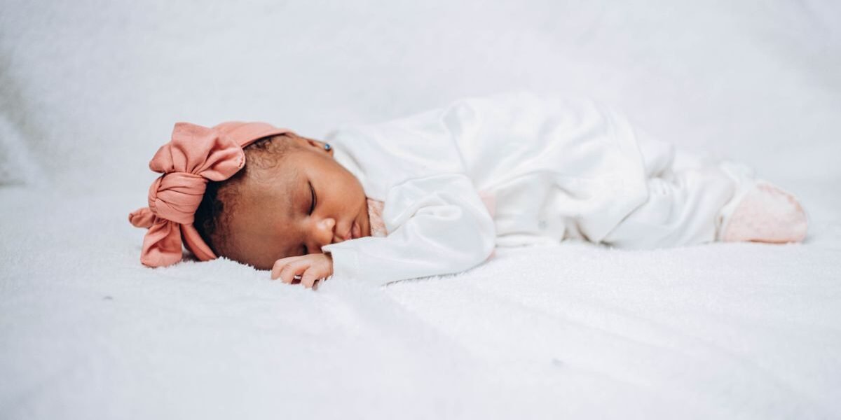 Baby slaapt in een dunne zomer slaapzak zonder mouwen