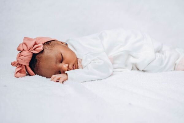 Baby slaapt in een dunne zomer slaapzak zonder mouwen