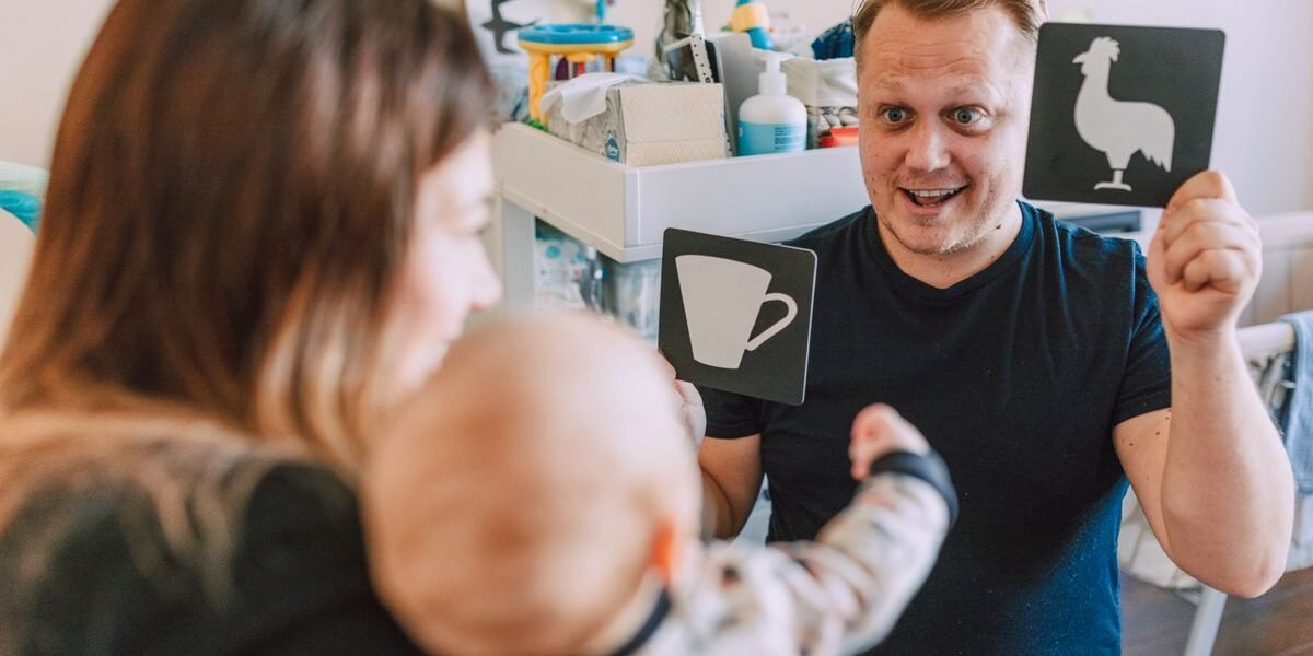 Zwart-wit speelgoed baby: pasgeborene kijkt naar contrastkaarten