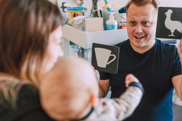 Zwart-wit speelgoed baby: pasgeborene kijkt naar contrastkaarten